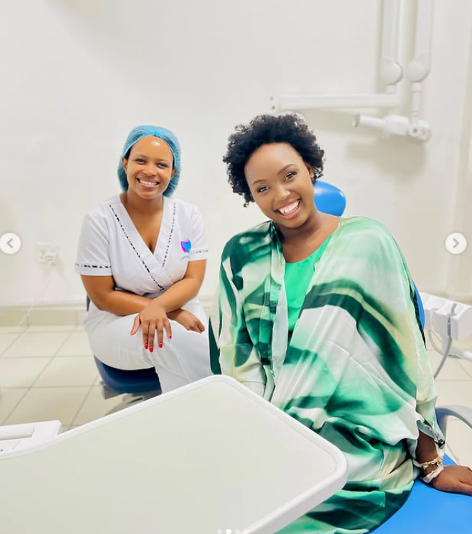 Thandeka and a smiling patient wearing green at Sorriso Dental