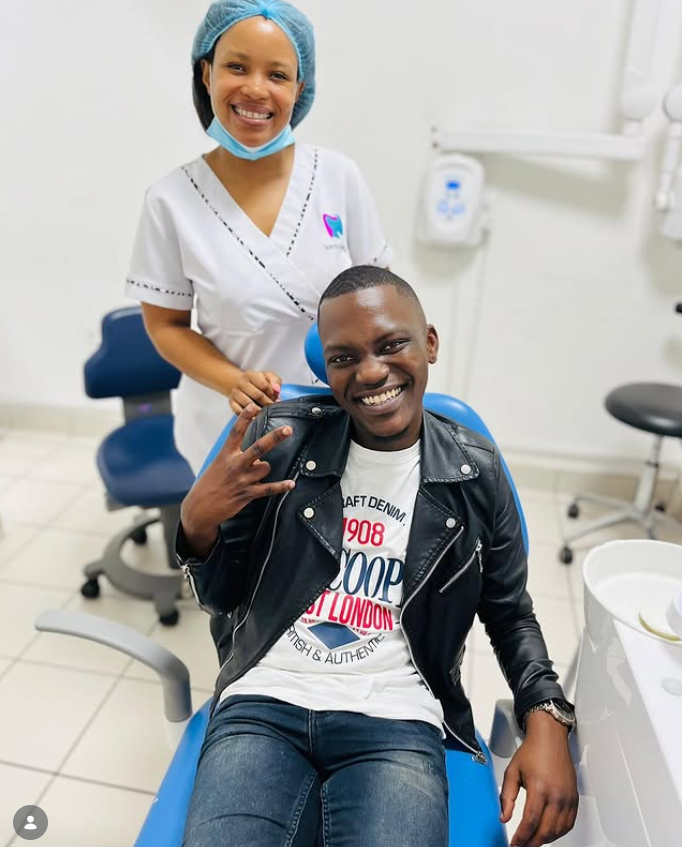 Thandeka smiling with a Sorriso Dental patient in the treatment room